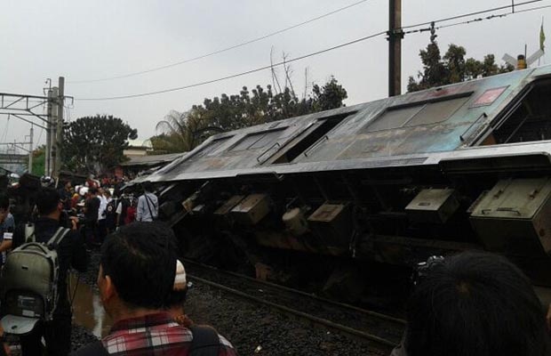 Kondisi Truk dan KRL Commuterline Parah