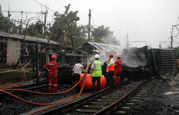 10 Meninggal, KRL Commuterline Tabrak Truk Tangki BBM di Bintaro