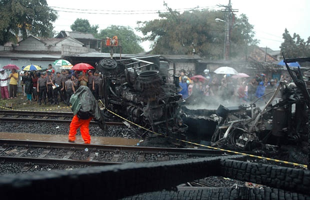 10 Meninggal, KRL Commuterline Tabrak Truk Tangki BBM di Bintaro