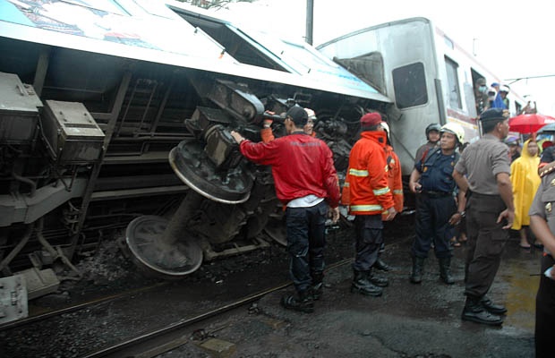 10 Meninggal, KRL Commuterline Tabrak Truk Tangki BBM di Bintaro