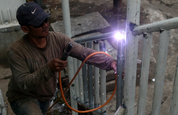 Pengerjaan JPO Lenteng Agung Masih Berjalan