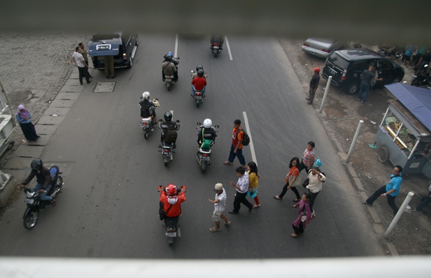 Pengerjaan JPO Lenteng Agung Masih Berjalan