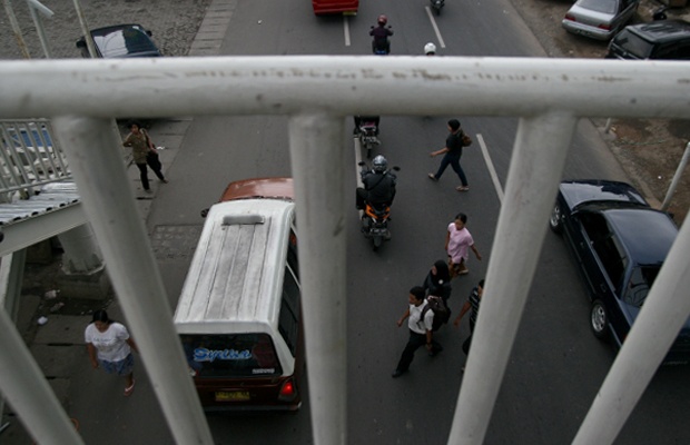 Pengerjaan JPO Lenteng Agung Masih Berjalan