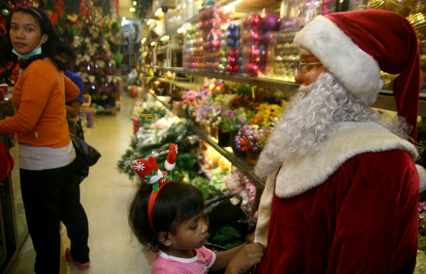 Pernak Pernik Hiasan Natal Ramai di Pasar Pagi Asemka