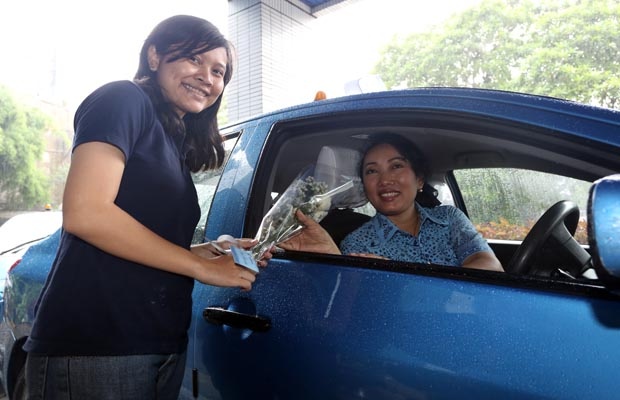 Pengemudi Wanita Blue Bird Peringati Hari Ibu Dengan Membagikan Bingkisan