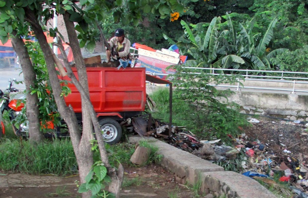 Oknum, Buang Sampah dari Warga ke Lahan Terbuka Hijau