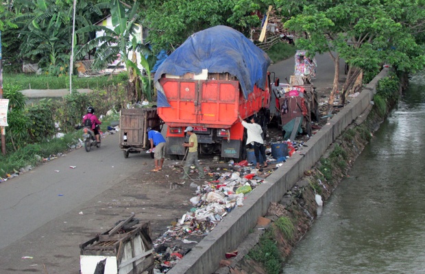 Oknum, Buang Sampah dari Warga ke Lahan Terbuka Hijau