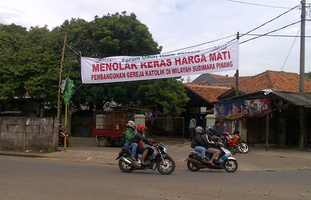 Jemaat Gereja Santa Bernadette Merayakan Natal di Tengah Penolakan 