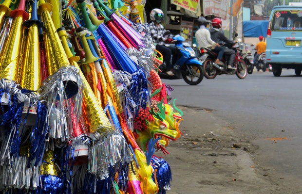 Sambut Tahun Baru Pedagang Terompet Hiasi Jalanan Ibu Kota